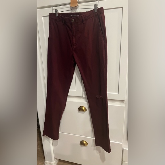 Men’s Old Navy maroon chino pants 36x34 w/ hole - Picture 2 of 8
